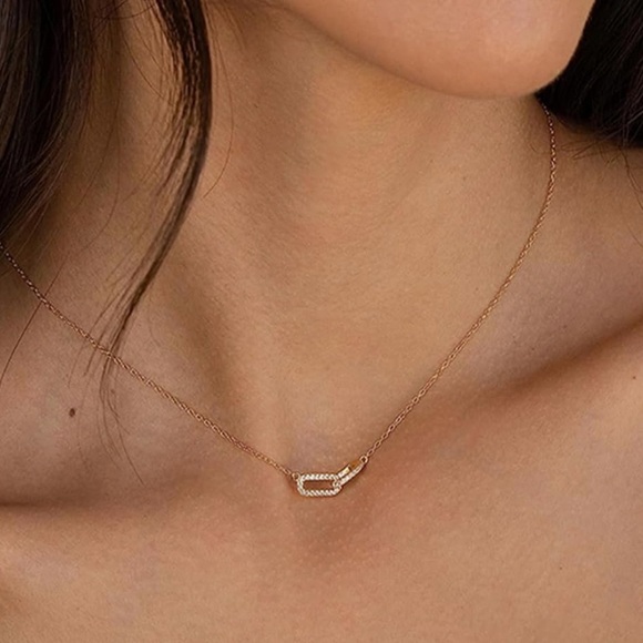 Gold Plated Interlocking Link Pendant Necklace – Modern Elegant, 17 - Picture 5 of 6